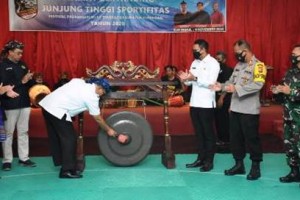 Bupati Kuningan saat membuka Festival  Pasanggiri Silat Tingkat Kabupaten ditandai dengan pemukulan gong.